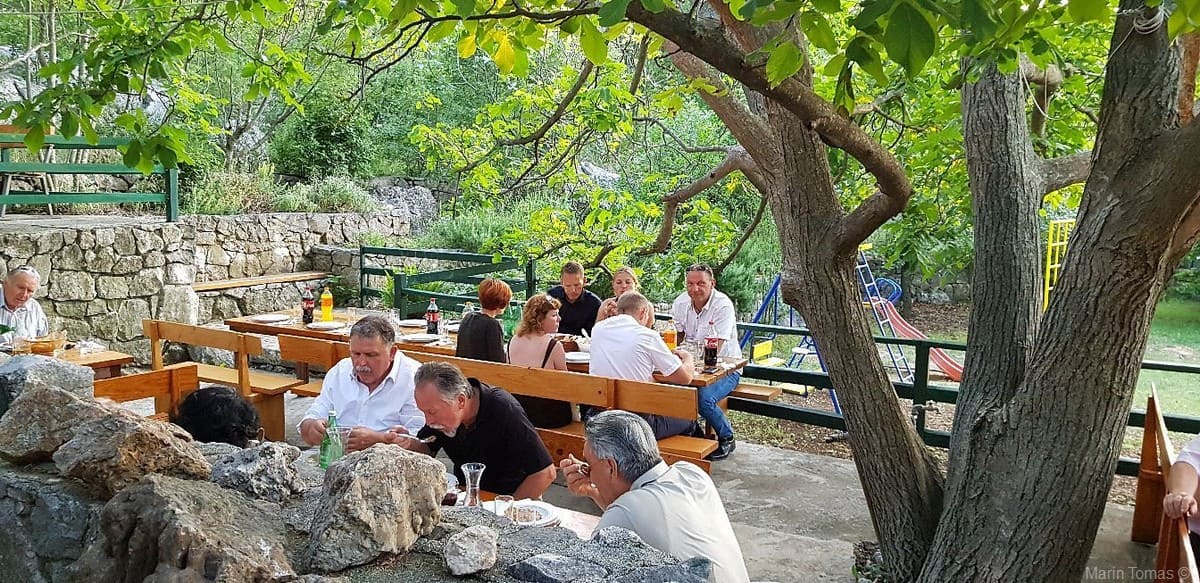 konoba roko à gornja brela terrasse extérieure