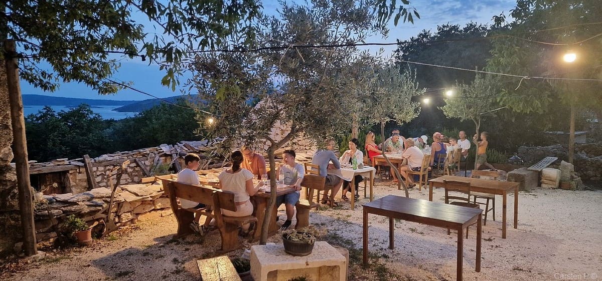 agroturizam anin dvor seget vranjica repas en soirée sur la terrasse avec vue sur mer (1)