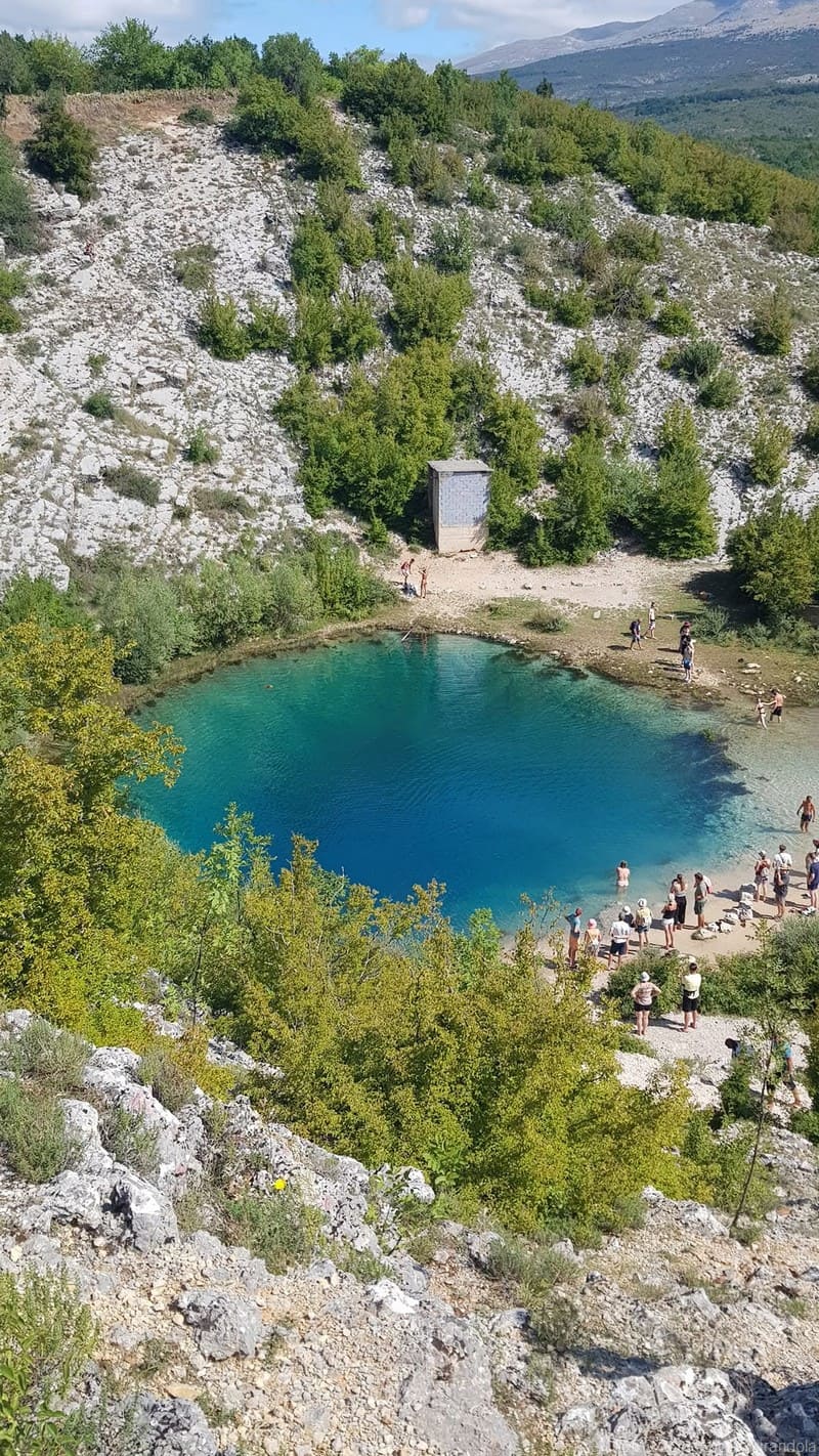 baignade dans la source de cetina interdite malgré les baigneurs (1)