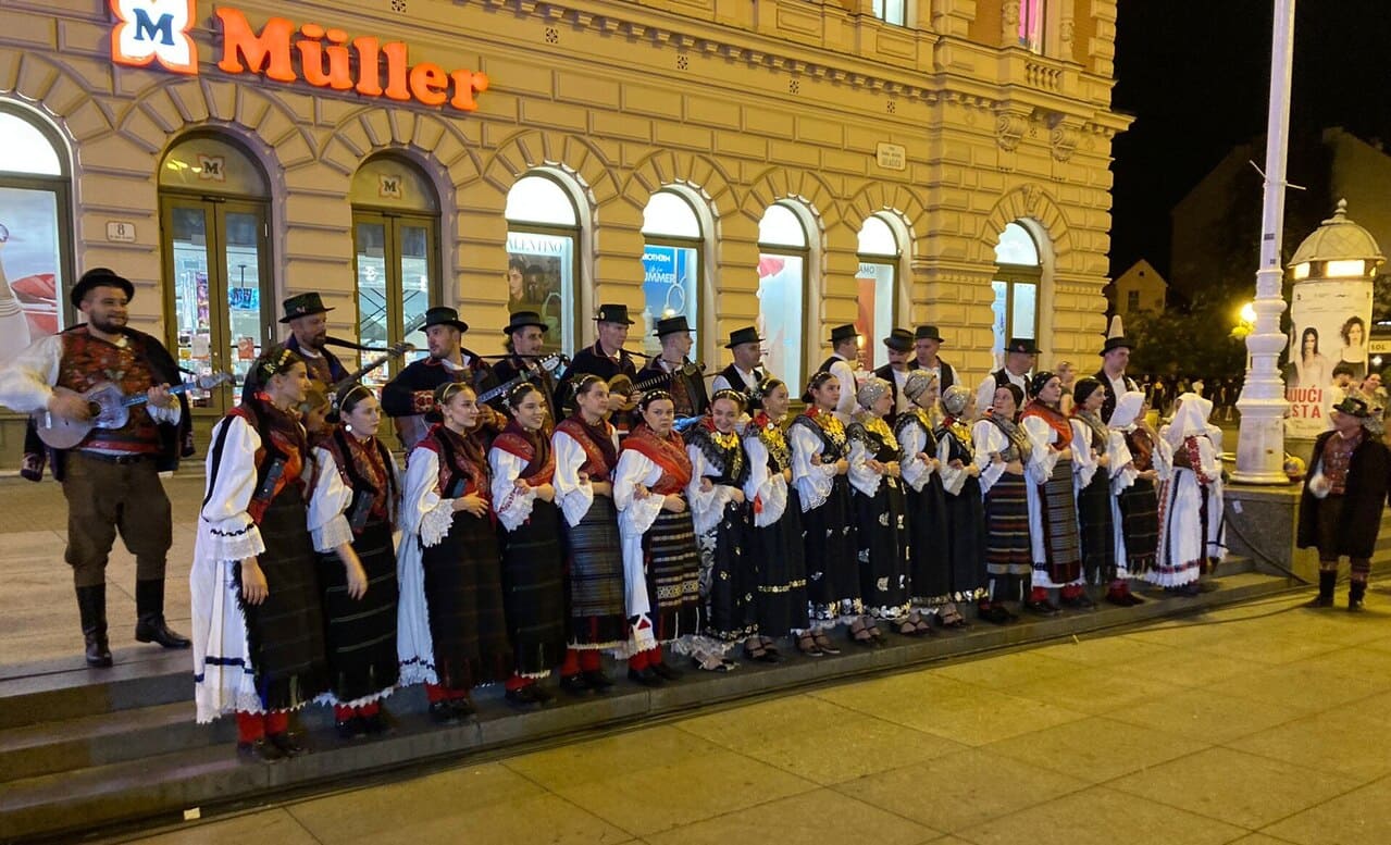 Participants en costumes traditionnels croates au Festival international de folklore de Zagreb