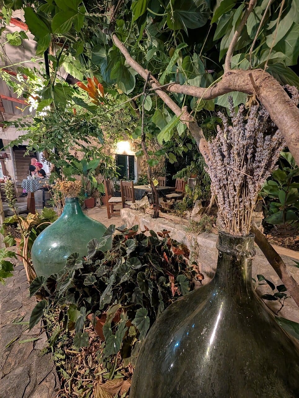 konoba kokot dol decoration extérieure