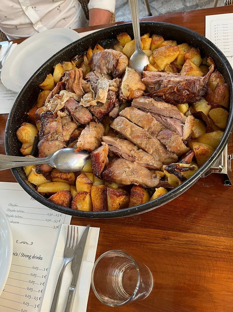 konoba standarac gornje selo peka de viande sur ile de solta