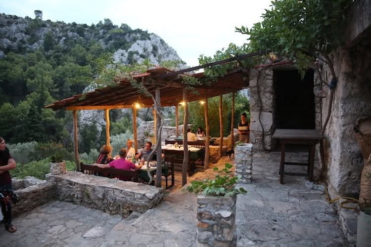 konoba stori komin malo grablje diner sur la terrasse en été (1)