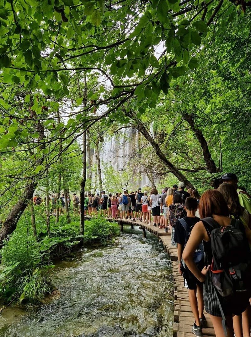 plitvice en plein été aux heures de forte affluence