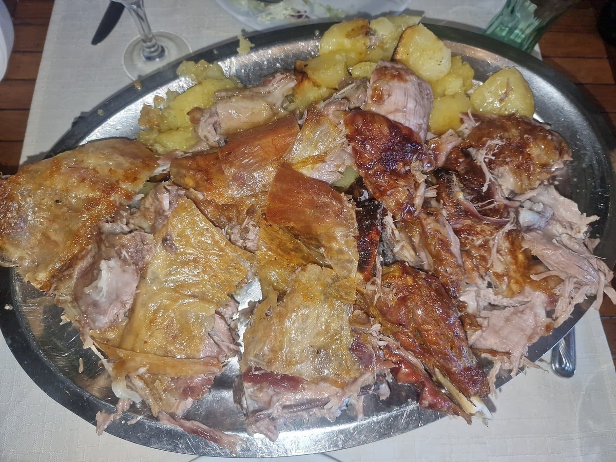 restaurant perlica klis agneau roti a la broche janjetina