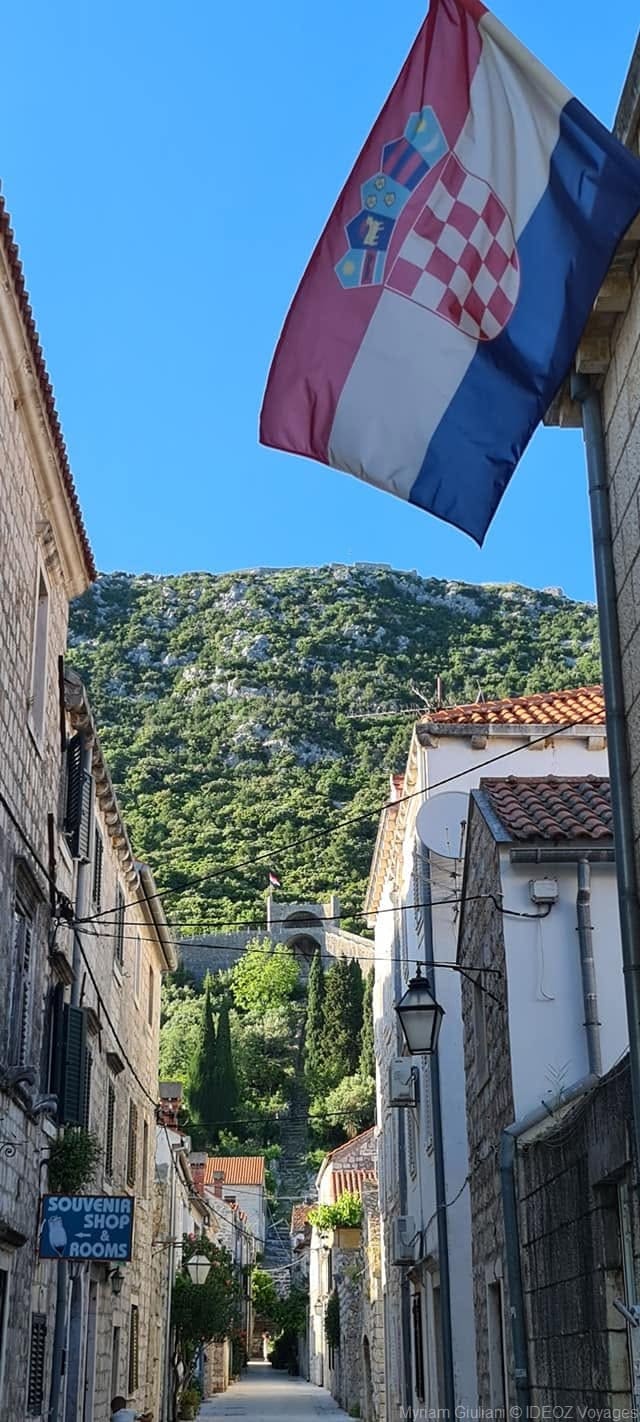 rue de ston drapeau croate et aperçu de la forteresse