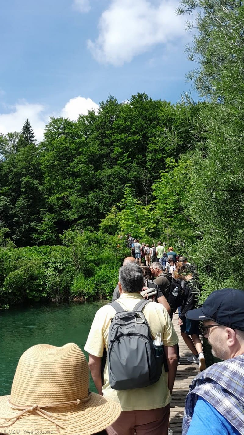 sentier à plitvice en juillet aout vers 11h