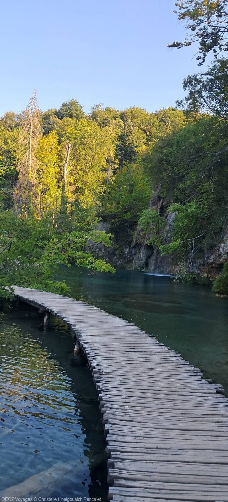 sentier sans touriste en août en fin de journée à plitvice