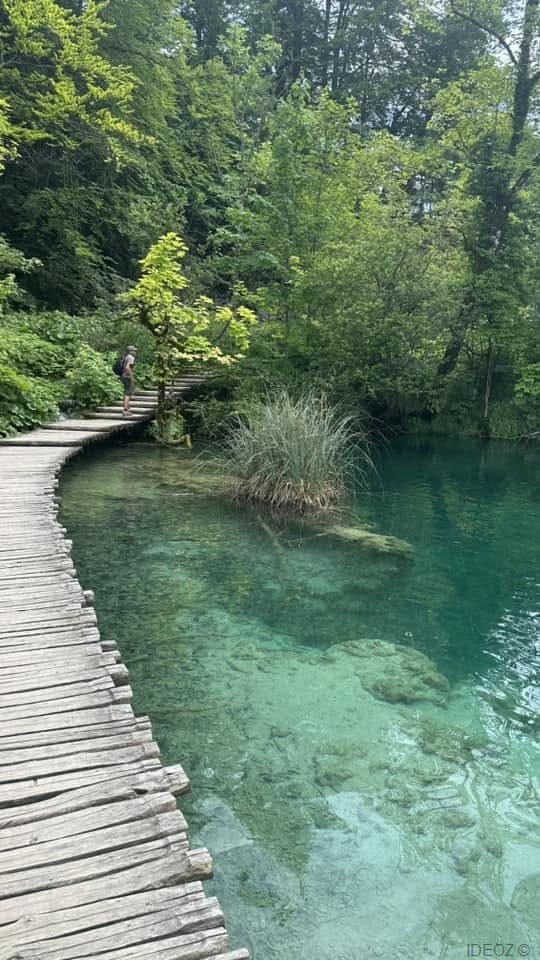 sentier vide à plitvice après 16h