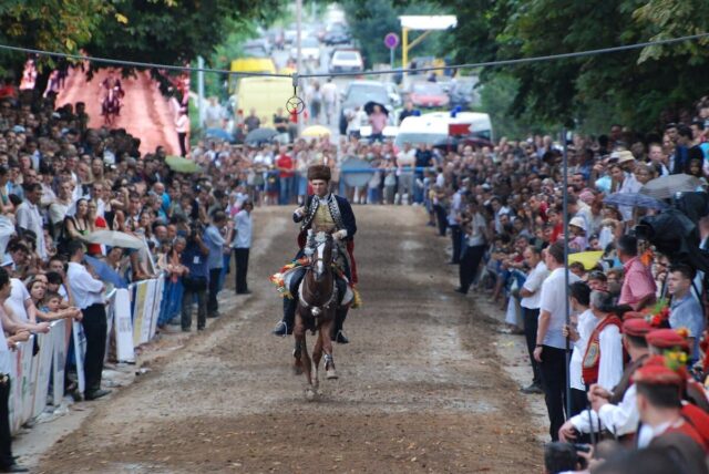 Cavalier de la Sinjska Alka à Sinj en Croatie