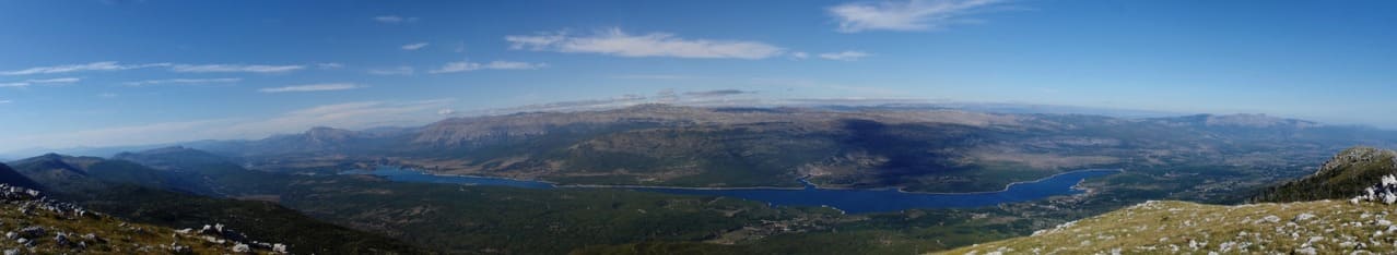 Vue depuis la Svilaja sur le lac Peruća et la Dinara en Dalmatie intérieure