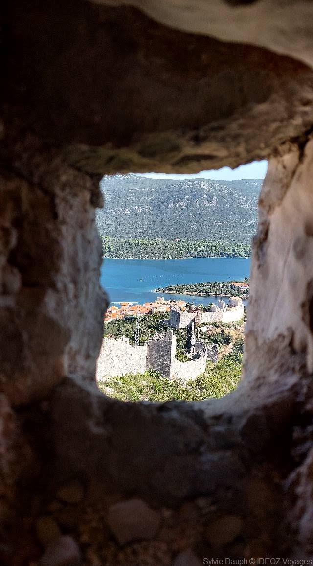 vue depuis la forteresse ston sur le village