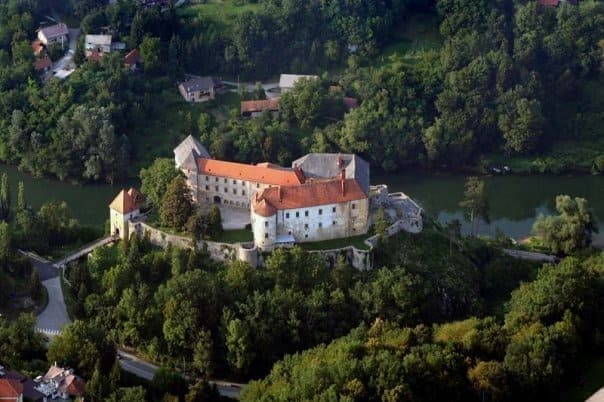 Château d'Ozalj dominant la Kupa, en Croatie centrale