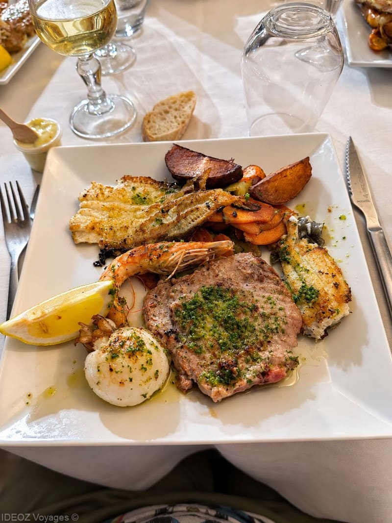 Parillade de poissons et produits de la mer au restaurant Le Lamparo à Port-la-Nouvelle