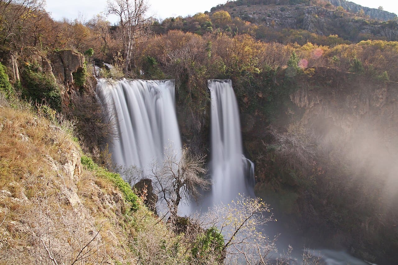 Manojlovački slapovi et végétation automnale dans le parc national de Krka en Croatie