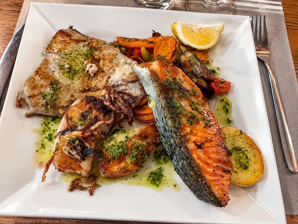 Parillade de poissons et produits de la mer au restaurant Le Lamparo à Port-la-Nouvelle