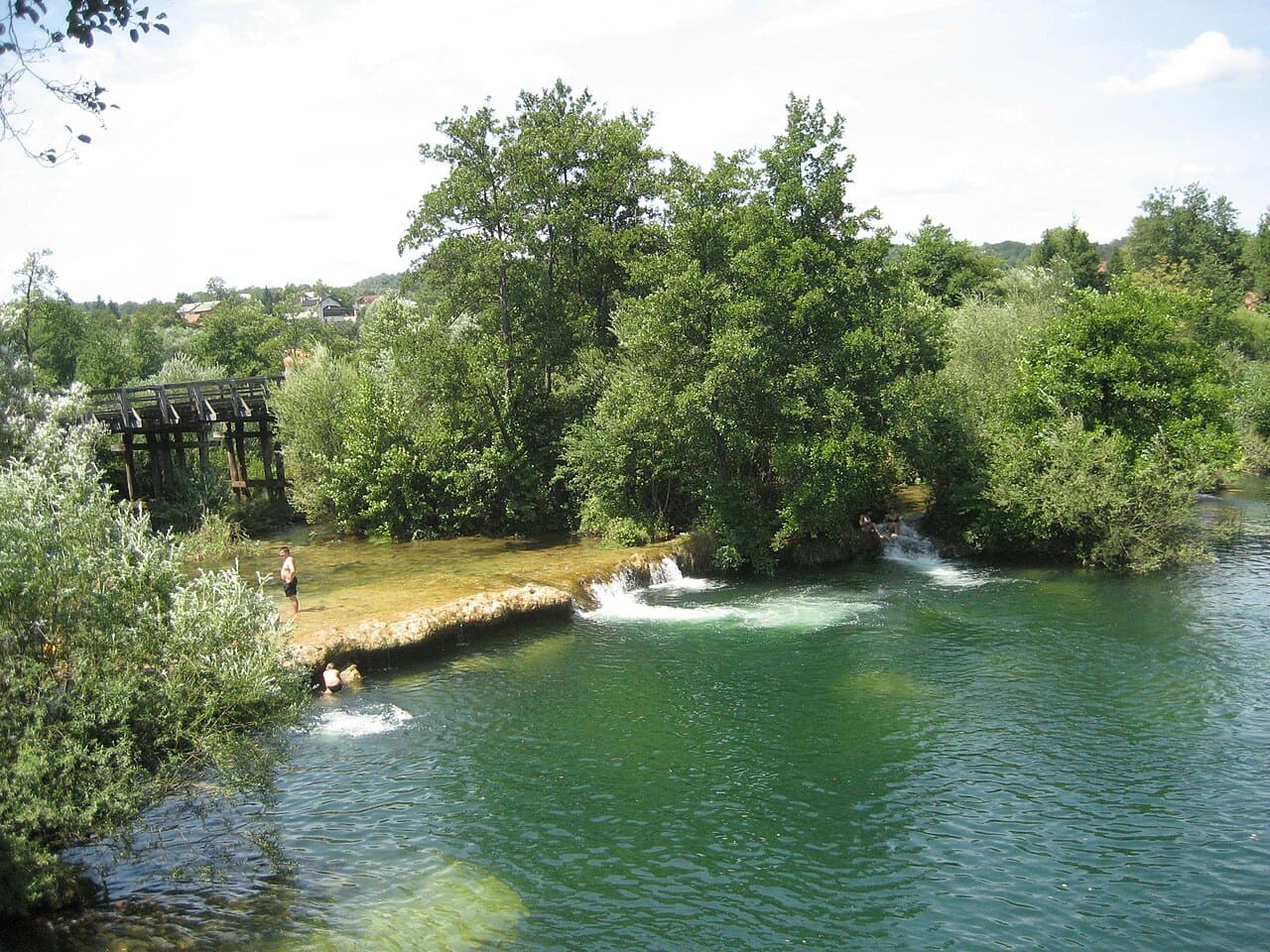rivière mrežnica en croatie centrale baignade dans les cascades (1)