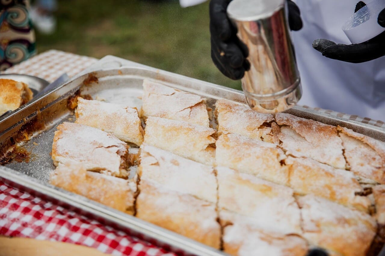 strudla aux pommes préparé lors de la strudlafest de Jaskovo