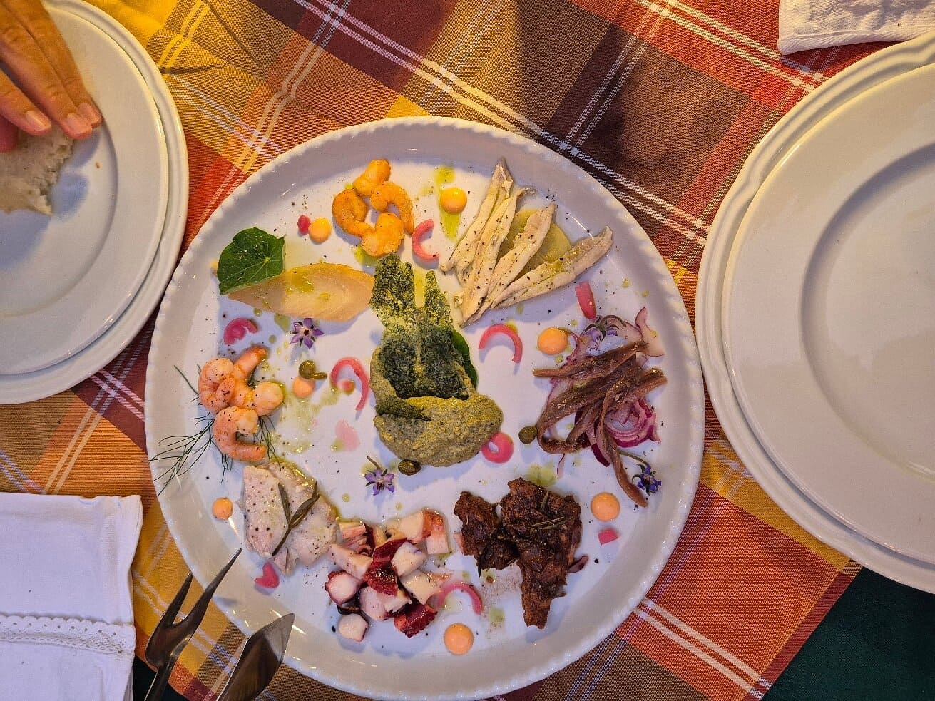 Assortiment créatif de poissons, fruits de mer et spécialités dalmates à la Konoba Mate de Pupnat