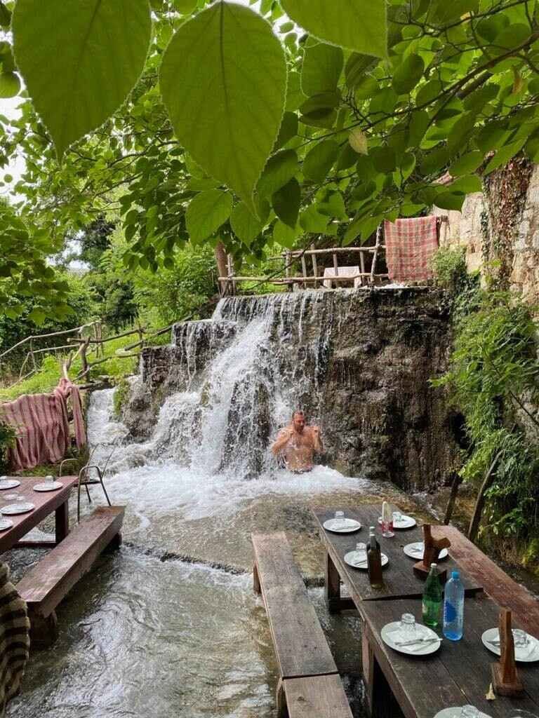 Tables au bord des cascades chez Seosko Domaćinstvo Kristijan à Roški slap