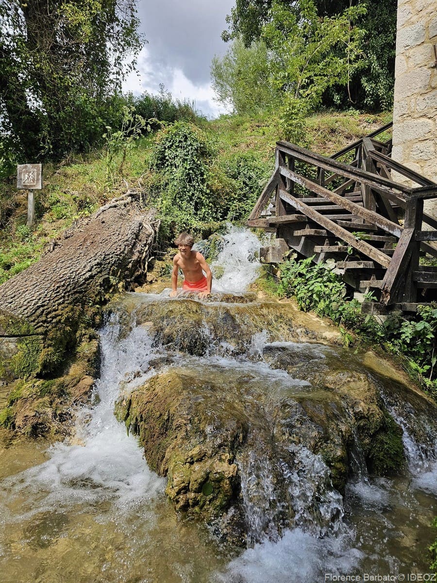 Petit ruisseau et cascade près des moulins de Roški slap dans le parc de Krka