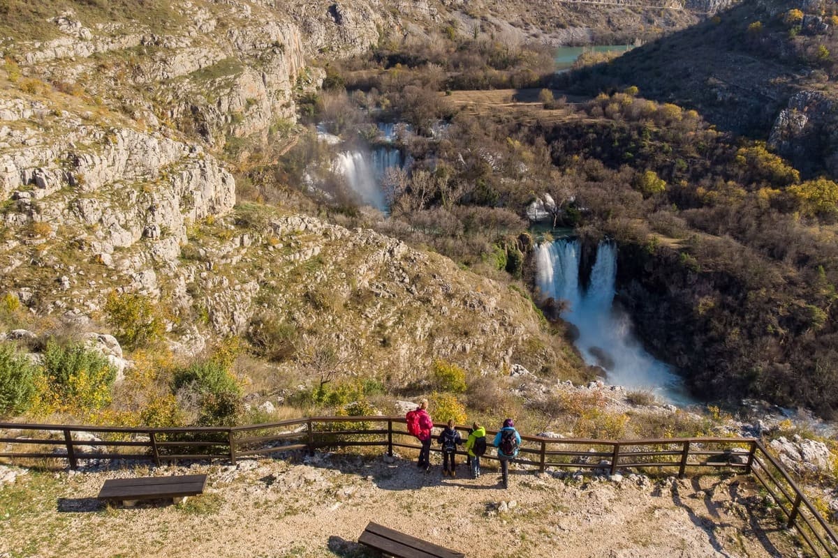 Randonneurs au belvédère de la cascade de Manojlovac à Krka en automne