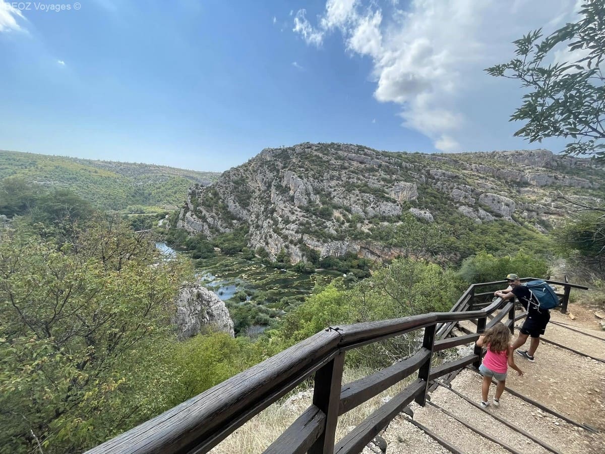 Promeneurs sur un belvédère aménagé dominant la rivière et les reliefs de Krka