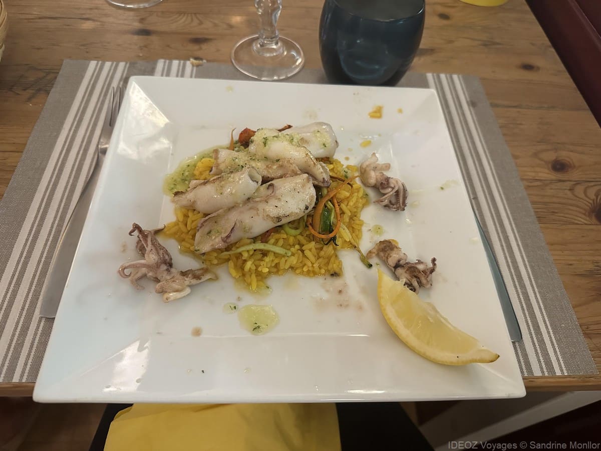 calamars grillés et riz safrané le lamparo port la nouvelle