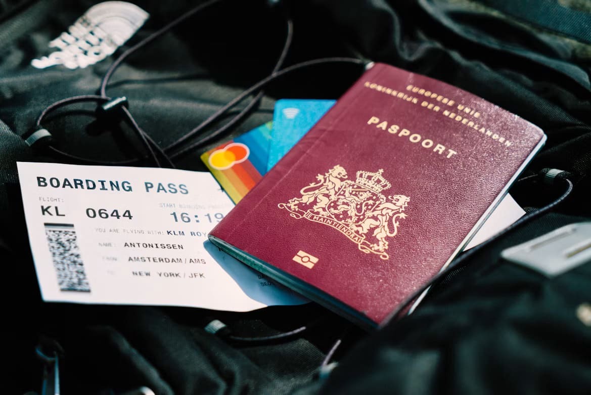 Passeport et carte d'embarquement sur un bagage avant un voyage