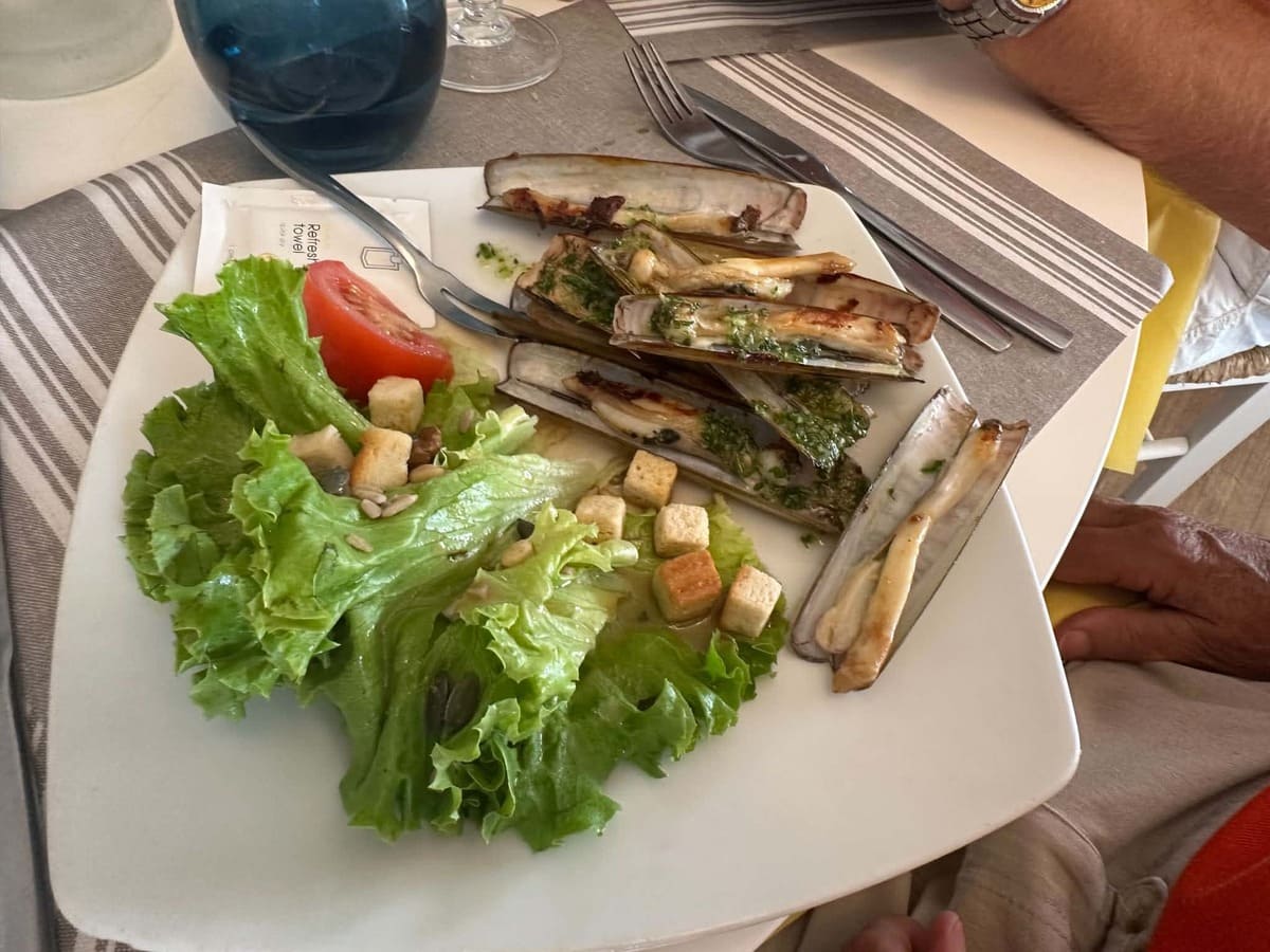 couteaux grillés en persillade le lamparo port la nouvelle
