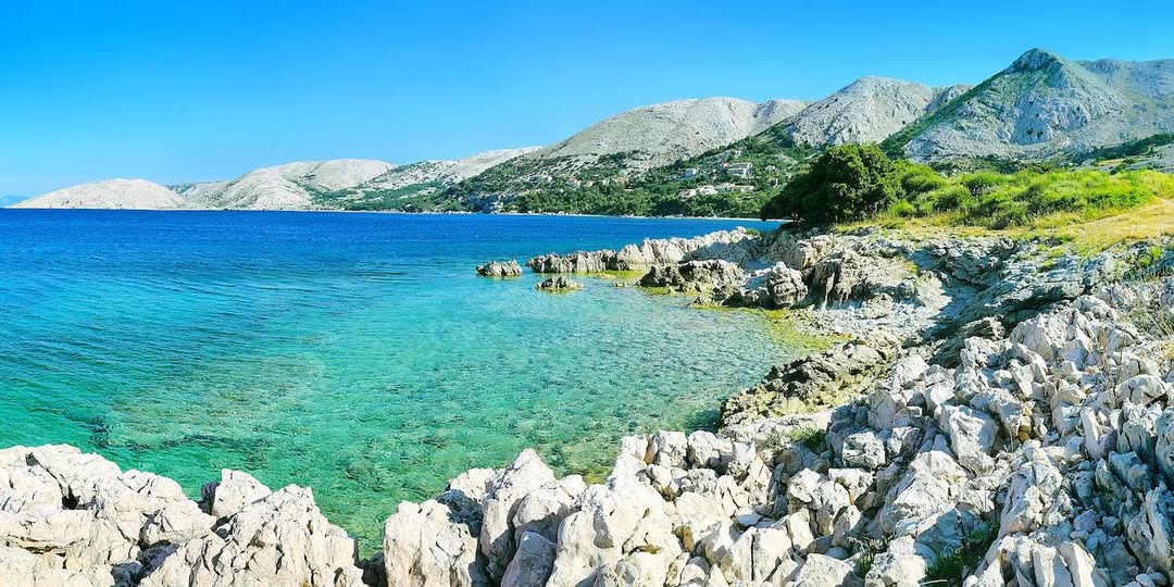 Crique rocheuse aux eaux turquoise près de Stara Baška sur l’île de Krk.