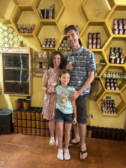 Visiteurs lors d'une dégustation de miel chez un producteur de Korčula