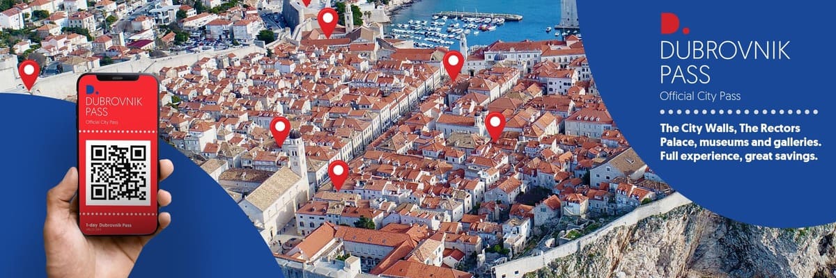 Dubrovnik Pass sur smartphone devant la vieille ville et les remparts de Dubrovnik