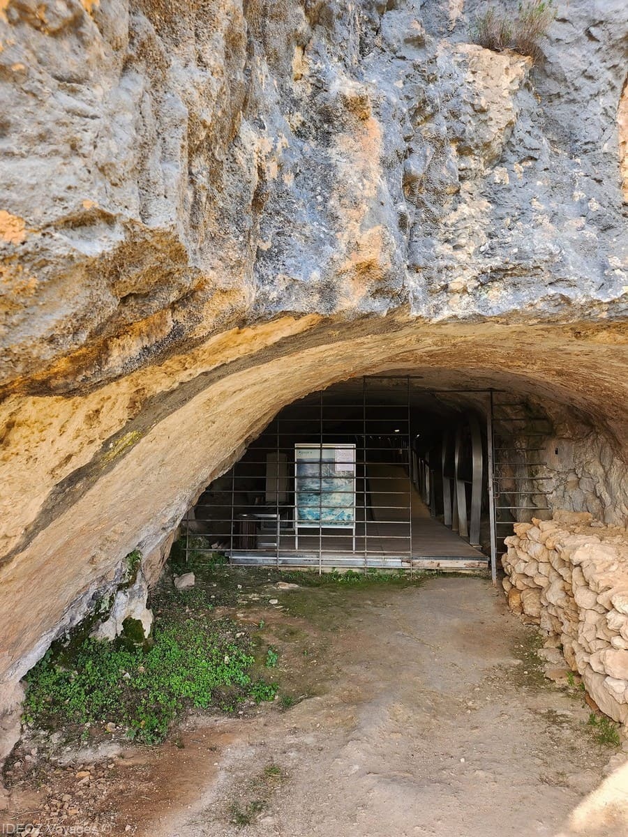 Entrée aménagée de la grotte Oziđana sous une voûte rocheuse