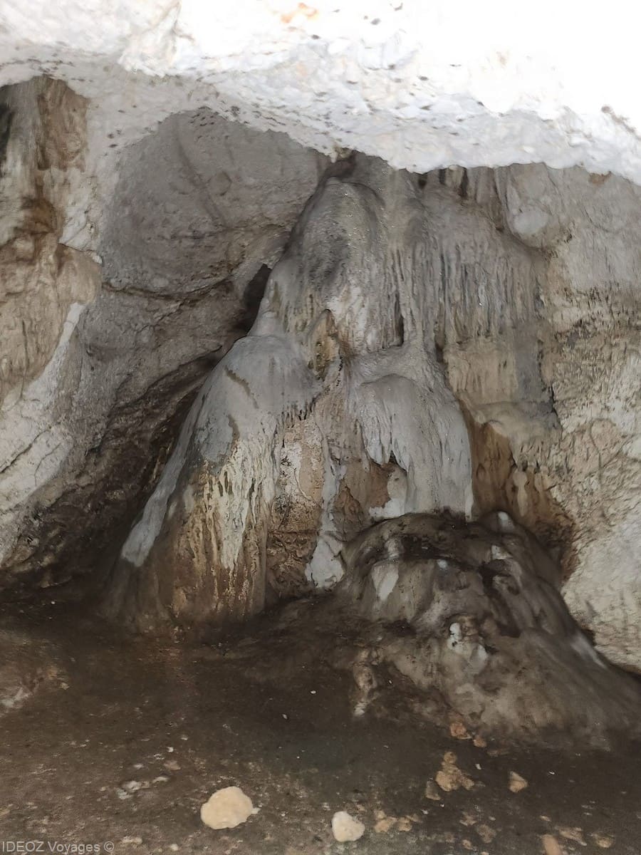 Formations minérales sur les parois de la grotte Oziđana dans le parc de Krka