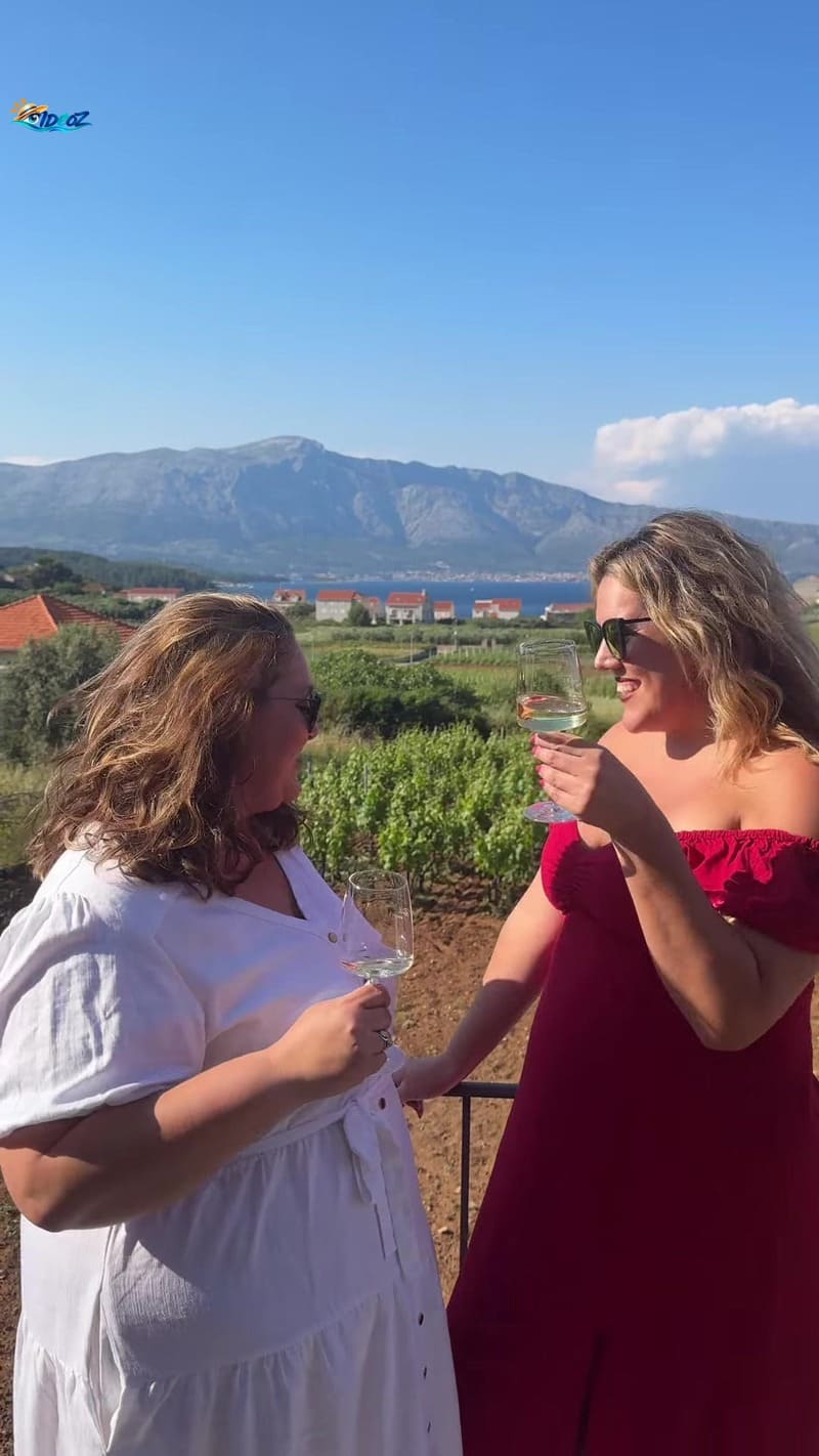 Gaby lors d'une dégustation de vin dans les vignobles de Korčula