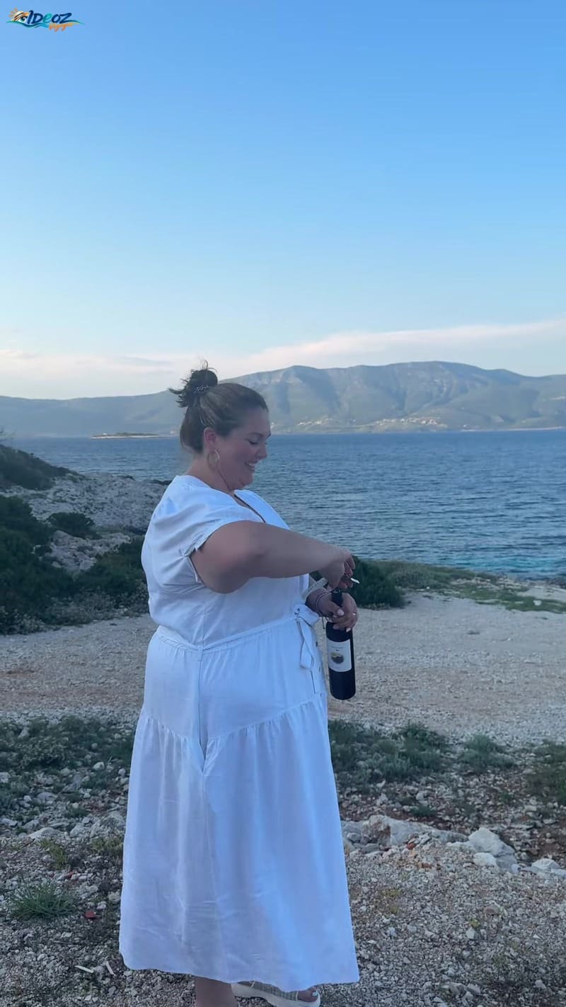 Gaby, sommelière française à Korčula, présentant un vin de l'île