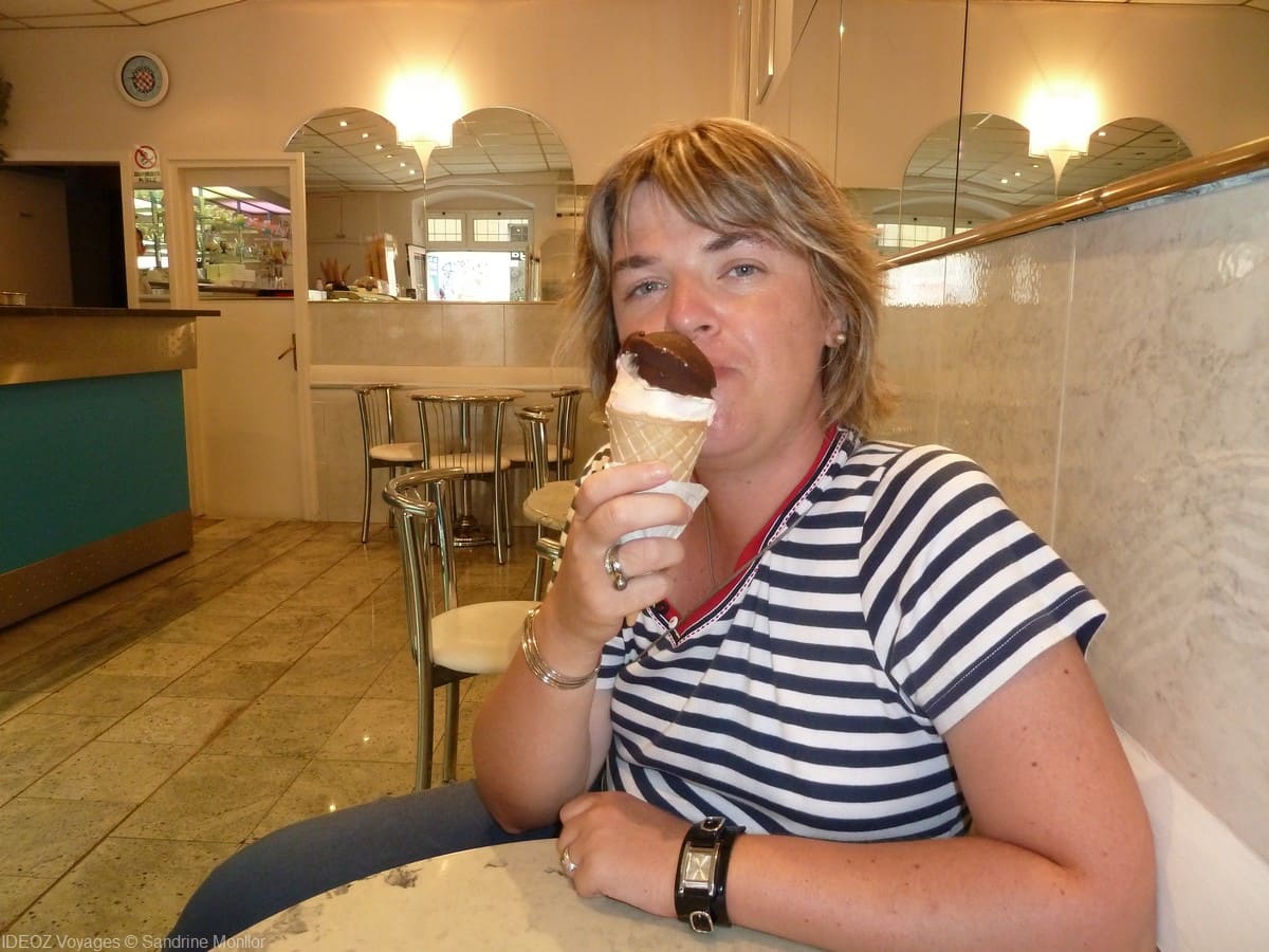 slastičarna Hajduk split dégustation d'un cornet de glace tutti frutti avec nappage au chocolat