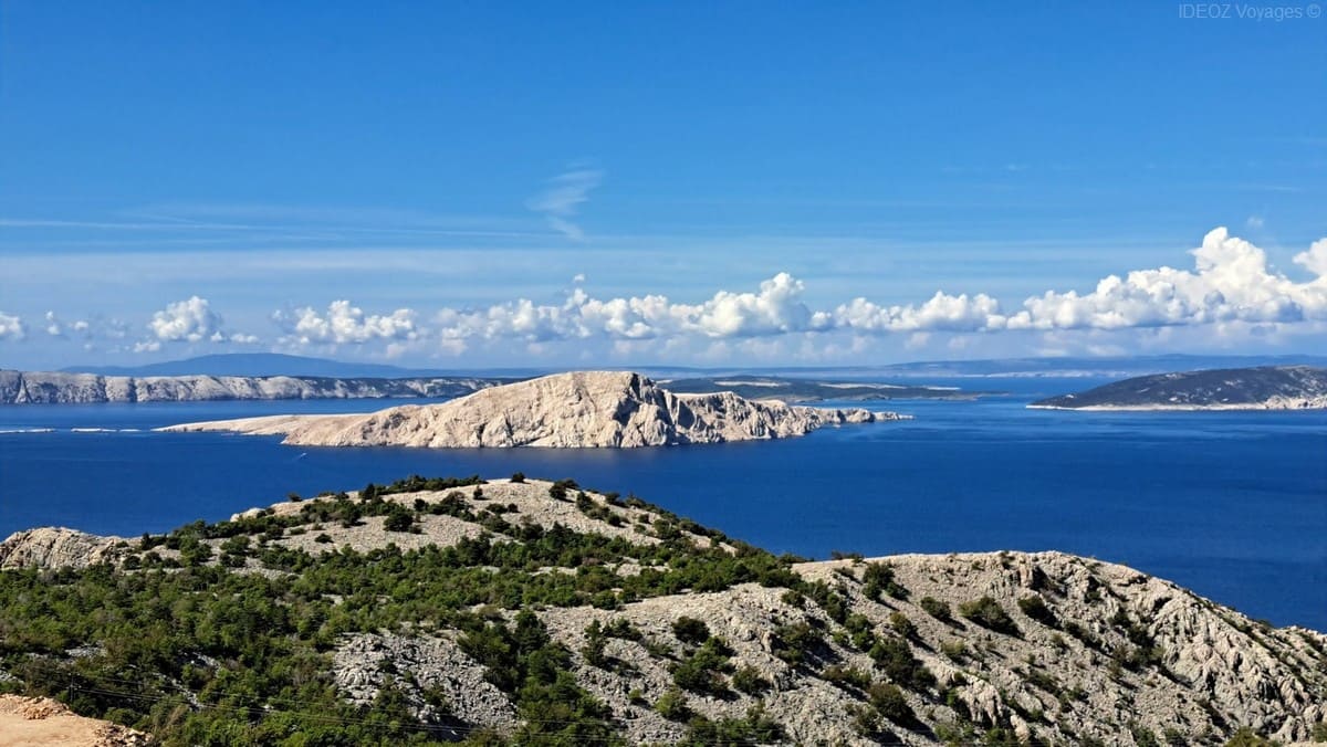 Vue sur l’île de Plavnik et Cres depuis les hauteurs de Krk.