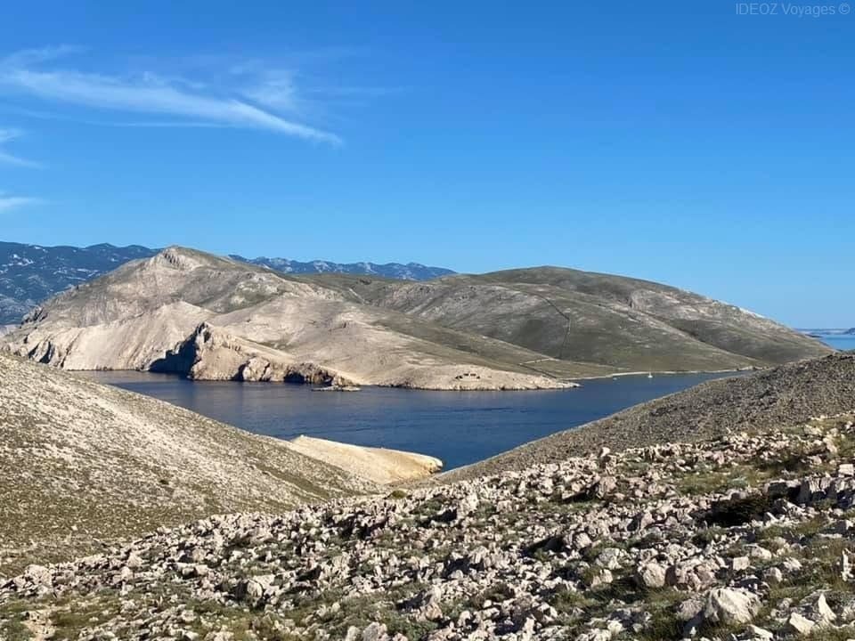 Île de Prvić vue depuis le sentier de randonnée de Škuljica près de Baška.