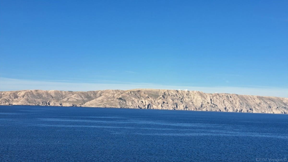 Île rocheuse de Prvić vue depuis le sud de l’île de Krk.