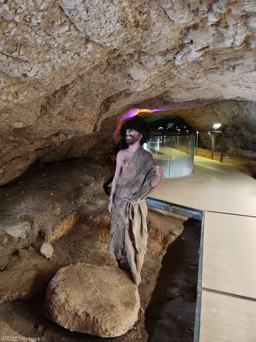 Reconstitution d’un habitant préhistorique dans l’espace de visite aménagé de la grotte Oziđana