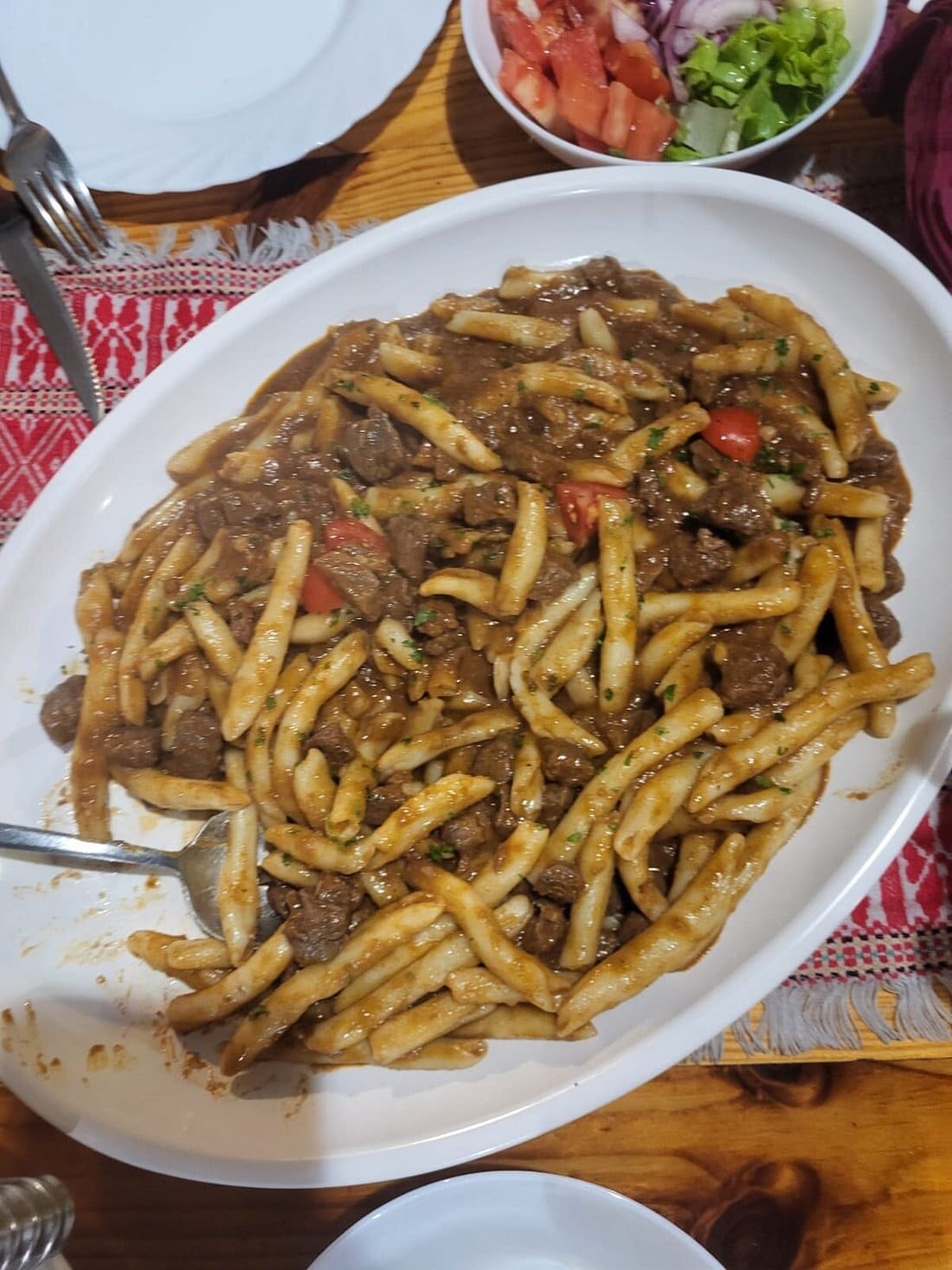 konoba belin makaruni au sug ragout de viande