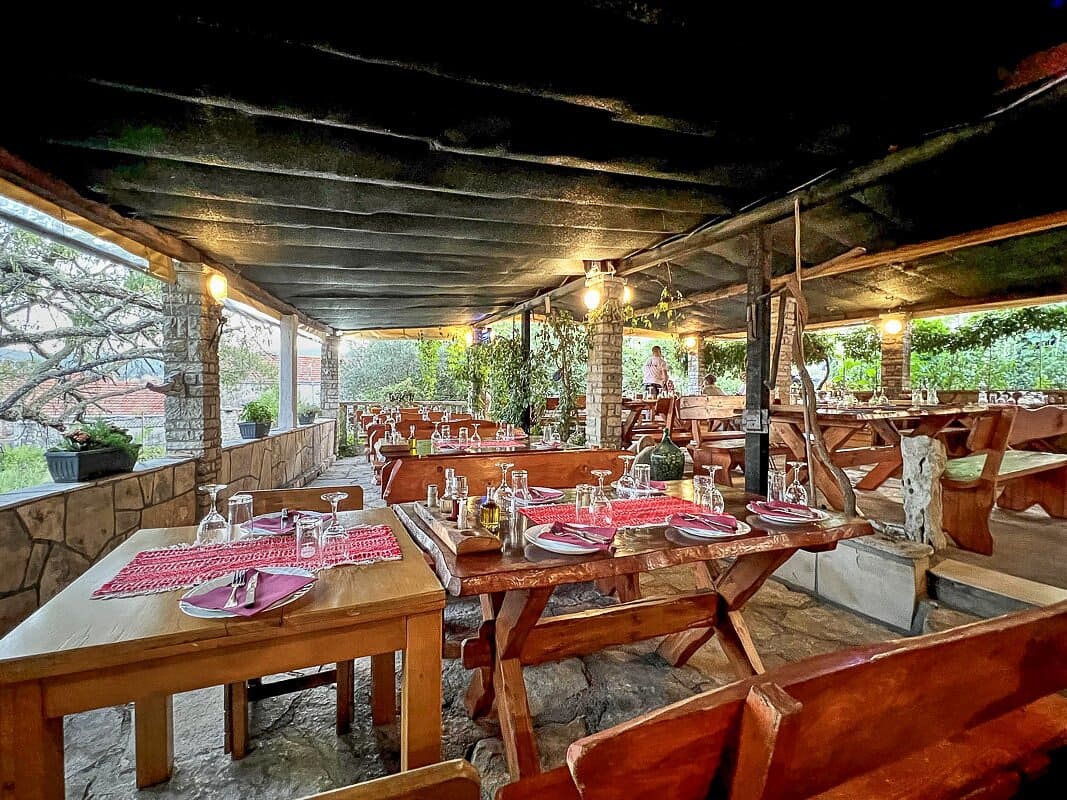konoba belin zrnovo terrasse ombragée
