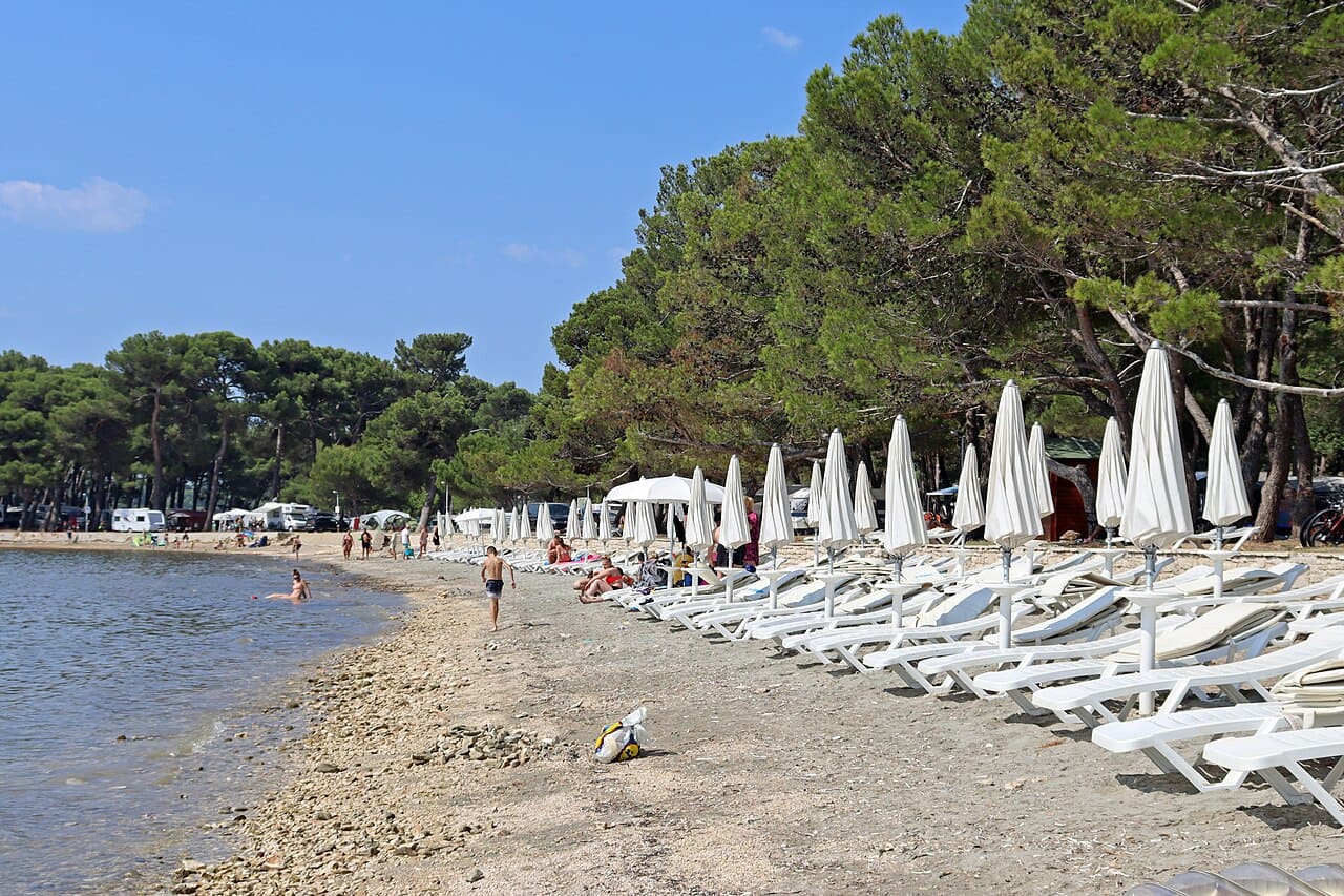 plage de sable de bijeca à Medulun en istrie