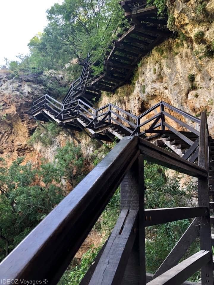 Volées d’escaliers en bois montant le long de la falaise vers la grotte Oziđana