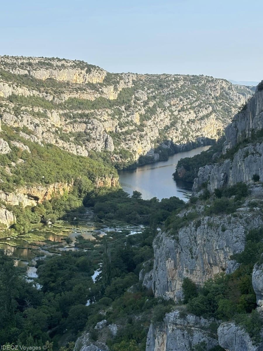 Vue plongeante sur la rivière Krka qui serpente entre les falaises du canyon