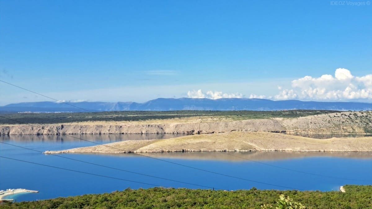 Vue panoramique sur les îles rocheuses du Kvarner depuis l’île de Krk.