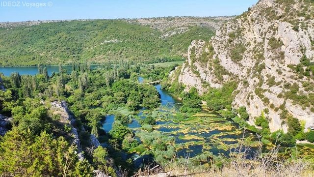 Vue panoramique sur les bras de la Krka, les îlots végétalisés et les falaises près de Roški slap