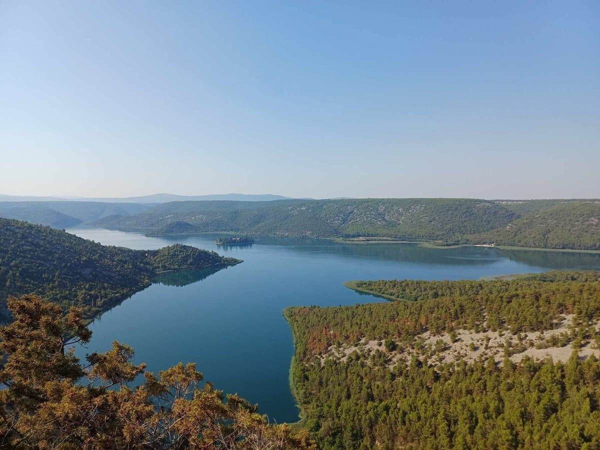 Vue panoramique sur la rivière Krka et le monastère de Visovac
